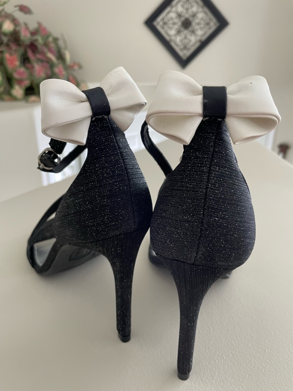 White Faux Leather Bow Heel clips with Black Center - Picture 3 of 3